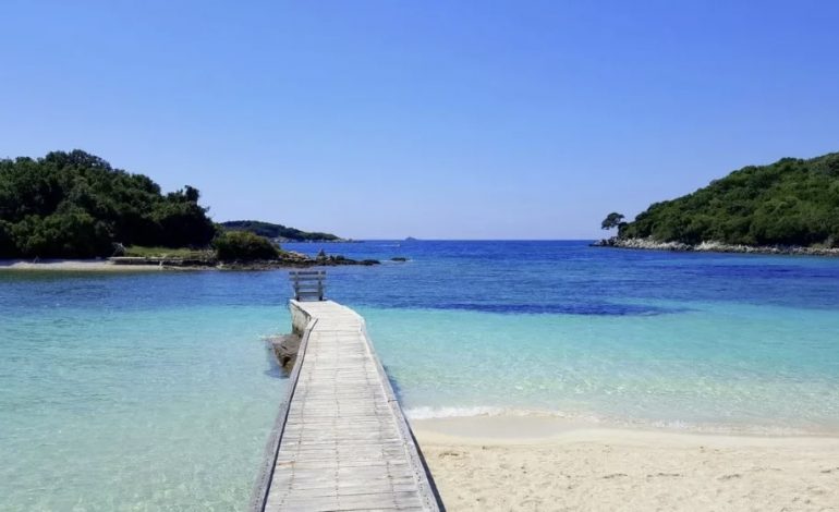 “TURISTËT DYNDEN NË SHQIPËRI”/ “Mirror”: Destinacionin me ujëra të pastër kristal dhe resorte mahnitëse