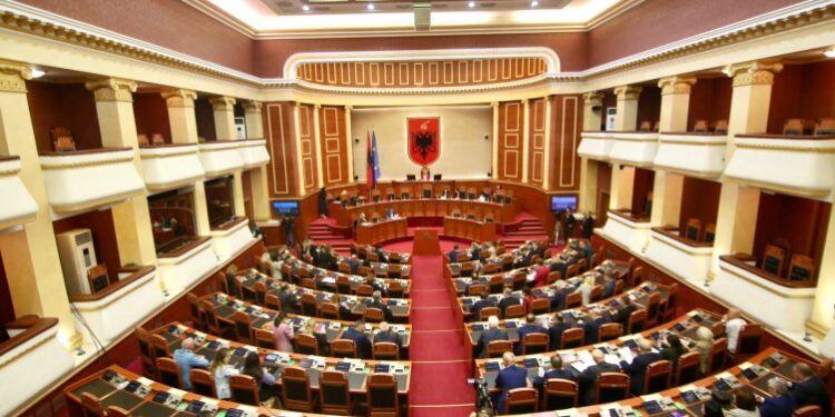 KUVEND/ Sot votohet për “korrupsionin”, Rithemelimi i Berishës kundër rezolutës