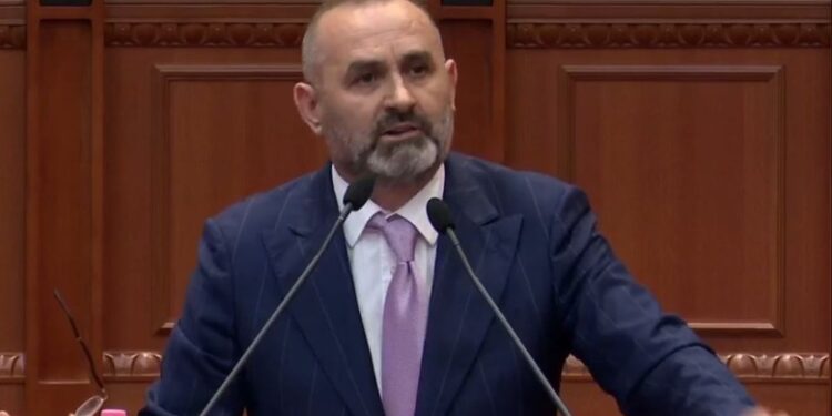 KUVEND/ Manja- opozitës: Doni ta ktheni Shqipërinë në ‘arrest shtëpie’. Me ato bluza mbroni monumentin e korrupsionit...