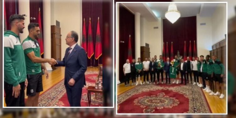 “ME KAMPIONËT E SHQIPËRISË”/ Begaj pret çunat e Egnatias, i dhurojnë fanellë me emrin e tij