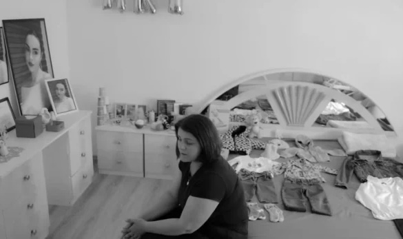 “FLE TE KREVATI KU…”/ Rrëfimi prekës i nënës së Erjonës, 20-vjeçares që u vra nga ish-bashkëshorti: Në varr e çova me…