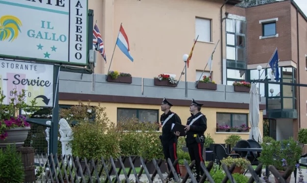 E RËNDË/ 50-vjeçari shqiptar godet 8 herë me thikë ish-pronaren e hotelit ku punonte! Pas sulmit…