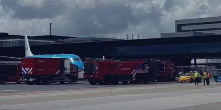 E RËNDË NË AEROPORTIN E AMSTERDAMIT/ Një person thithet nga motori i avionit