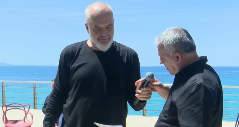 “TË DUA SHUMË”/ Qytetari merr certifikatën e pronësisë në Himarë: Një falënderim për punonjësit…