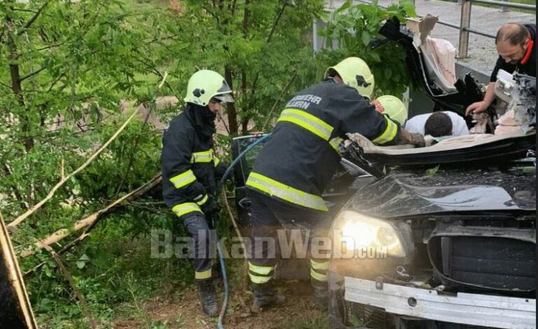 AKSIDENT NË TIRANË/ Automjeti fluturon në lumin Lana, drejtuesi përfundon në spital (FOTO)