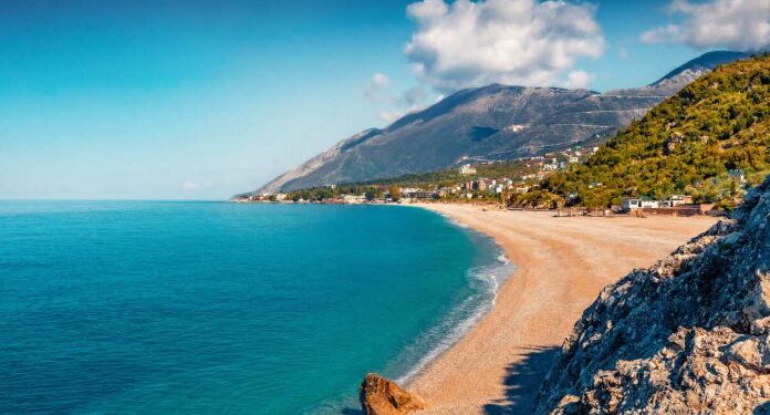 “E VENDOSUR NË ZEMËR TË BALLKANIT”/ “Travel off Path”: Shqipëria mes tre destinacioneve verore në Evropë për t’u vizituar në 2024