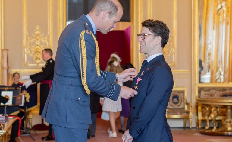 HISTORI SUKSESI/ Profesori shqiptar nderohet me titullin e lartë në Britani, i dorëzohet nga Princi William