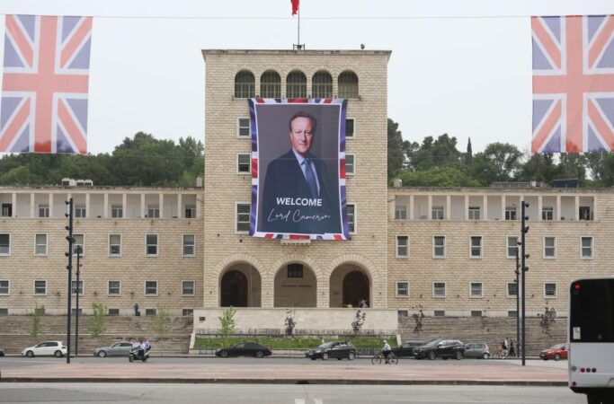 FOTOLAJM/ Sekretari i Jashtëm britanik nesër në Tiranë, portreti i James Cameron vendoset në Sheshin Nënë Tereza
