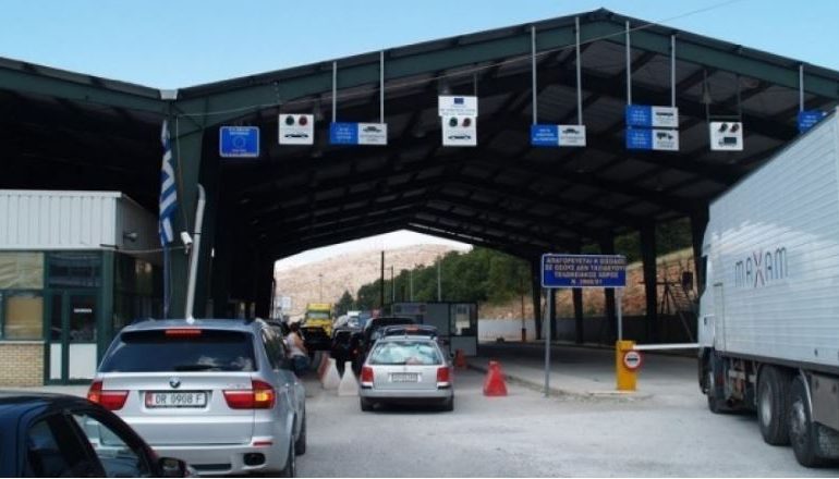 PUSHIMET PËR PASHKËT/ Mijëra emigrantë hyjnë nga pikat kufitare me Greqinë