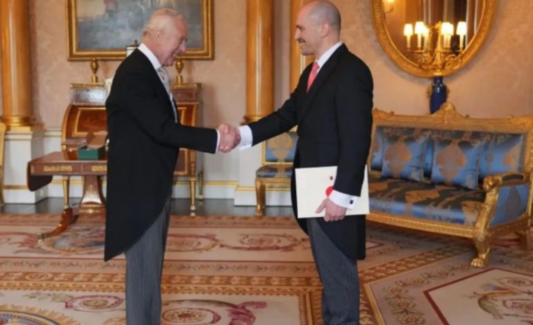PAMJET/ Mbreti Charles takim me ambasadorin e Shqipërisë Uran Ferizi, zbulohet çfarë u bisedua mes tyre