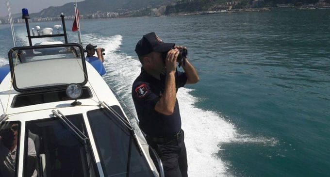 PRAG TRAGJEDIE/ Gomonia me 11 turistë rrezikon të mbytet në ujërat e Vlorës, ndërhyn policia kufitare e roja bregdetare