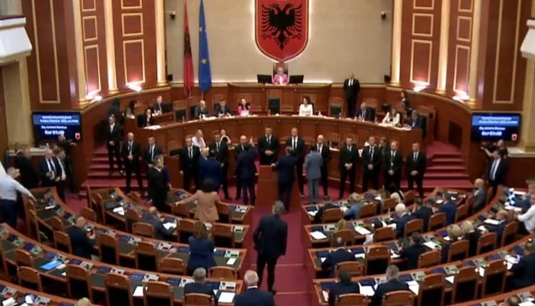 KUVEND/ Nikolla-Nokës: Përfaqësues i non gratës! Garda në gatishmëri, 5 minuta pushim