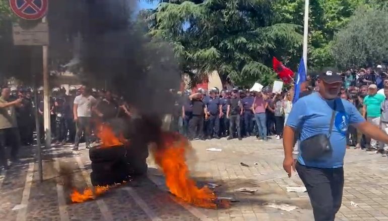 TENSIONE JASHTË KUVENDIT/ Militanti i vë flakën, rrezikon dhe veten! Rithemelimi hedh sende drejt kordonit policor