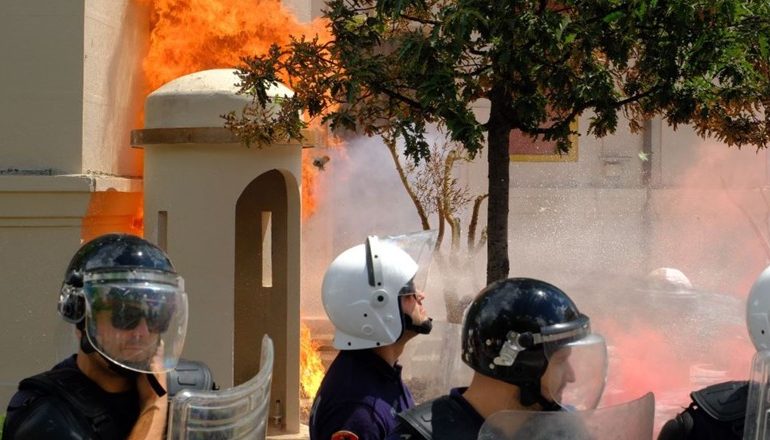 NUK NDALEN MOLOTOVËT NË PROTESTË/ Militantët e Berishës sulmojnë Bashkinë e Tiranës dhe dhunojnë policët