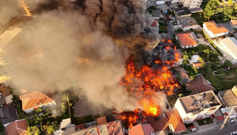 ZJARRI NË SHKODËR DREJT SHUARJES/ Dy zjarrfikës dhe një e moshuar dërgohen në spital nga asfiksia