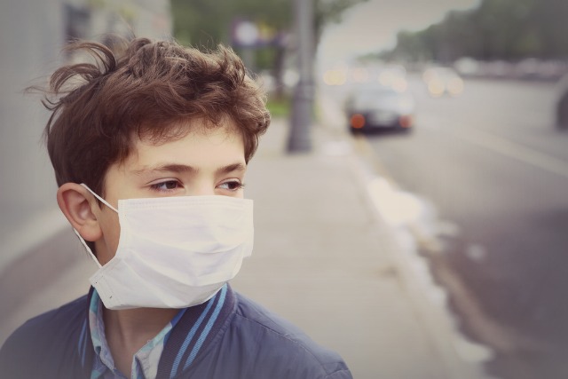 STUDIMI: Rreth 2000 fëmijë vdesin çdo ditë nga ndotja e ajrit