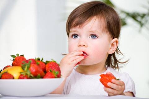 KUJDES/ Ushqimet më të rrezikshme për fëmijën tuaj, çfarë duhet të dinë prindërit!