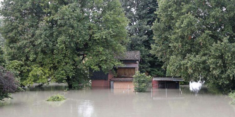 PËRMBYTJET NË ITALI/ Vërshojnë përrenjtë, 1 viktimë! “Alarm i verdhë” në disa rajone