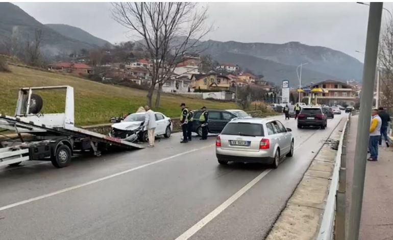 AKSIDENT NË POGRADEC/ Përplasen 2 makina, 4 të plagosur