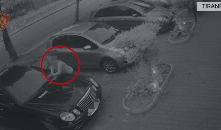 E PËSON KEQ/ Dëmtoi fshirëset e xhamave të 30 automjeteve, ja çfarë ndodhi me 62-vjeçarin