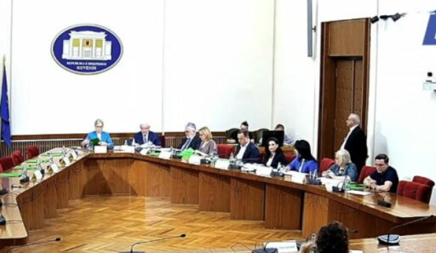 MBYLLET MBLEDHJA E PARË E KOMISIONIT ANTIKORRUPSION PA OPOZITËN/ Xhafa thirrje për bashkëpunim shoqërisë civile e institucioneve të pavarura