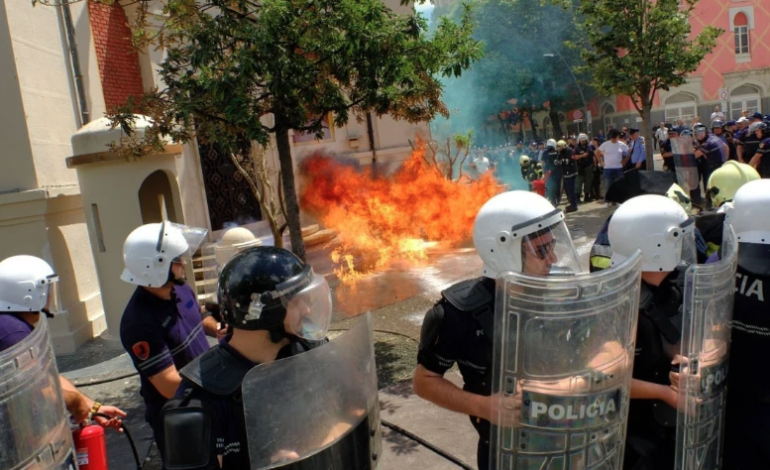 NIS PROTESTA E OPOZITËS/ Protestuesit hedhin molotovë para bashkisë së Tiranës