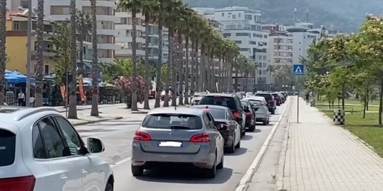 DYNDJE TURISTËSH/ Trafik i rënduar në zonën e Skelës e përgjatë Lungomares në Vlorë