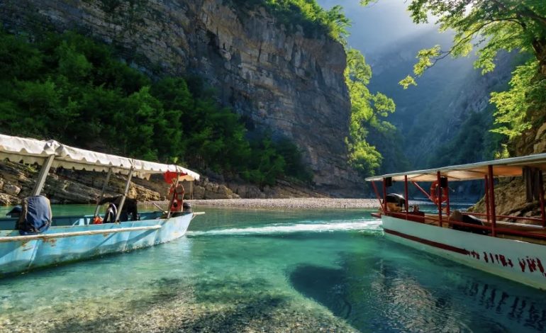 “VIZITONI LUMIN E SHALËS”/ “The Sun”: “Tajlanda e Shqipërisë” me ujëra të pastra kristal