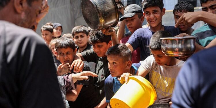 RAPORTIMI TRONDITËS I CNN: Fëmijët në Gaza po vdesin nga uria në krahët e prindërve të tyre