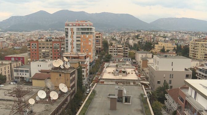 CENSI/ Pesë në 6 shqiptarë mbi 100 vjeç janë gra, 1 në 3 banesa janë bosh, vetëm 75% kanë dush në shtëpi