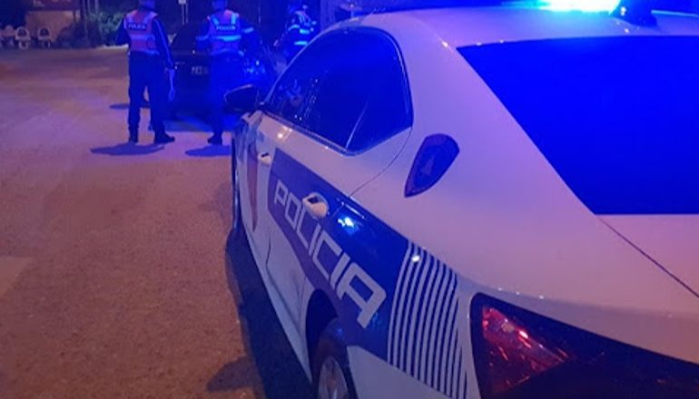 KAPET “MAT” I RIU NË POGRADEC/ Po transportonte 17 emigrantë të paligjshëm drejt Tiranës, arrestohet…