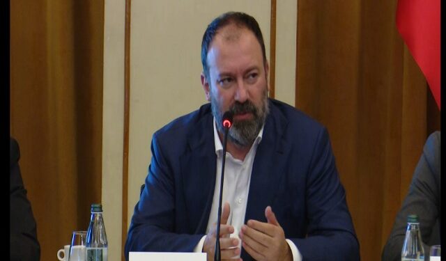 RRITJA E PAGAVE/ Mazniku: Ndodh brenda verës, bashkitë të ristrukturojnë stafet
