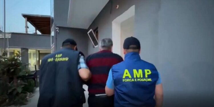 E PËSON KEQ/ Kontrabandonte mallra pa akcizë, arrestohet polici në Qafë Botë