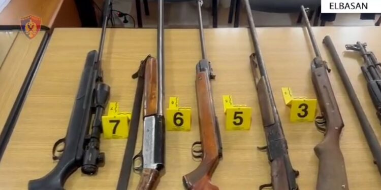 KALLASHNIKOV, AMRË GJAHU DHE MUNICION/ Policia “mësyn” në banesën e dy vëllezërve
