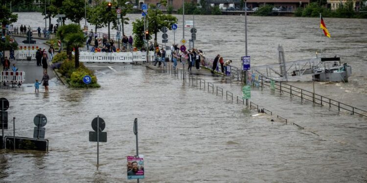 PËRMBYTJE NË GJERMANINË JUGORE/ Fundoset anija e shpëtimit humb jetën zjarrfikësi
