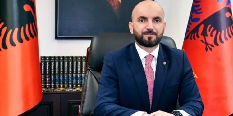 U SHKARKUA NGA DETYRA E DREJTORIT TË PËRGJITHSHËM/ Gledis Nano fiton gjyqin me Policinë e Shtetit: 60 paga…