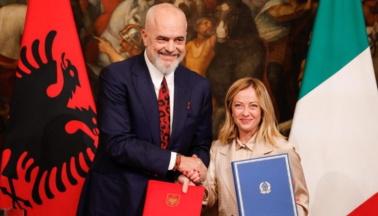 MELONI SOT NË SHQIPËRI/ Inspekton qendrat për emigrantët në Shëngjin, konferencë me Ramën