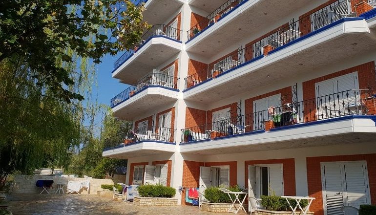 ZHDUKET RECEPSIONISTI I HOTELIT NË DHËRMI/ Policia: Dyshohet se është vrarë nga një 43-vjeçar që u largua drejt Greqisë (EMRAT)