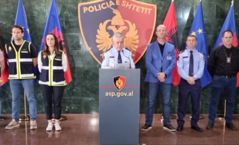AKSIONI KUNDËR TRAFIKUT TË EMIGRANTËVE/ Rrumbullaku: 26 të arrestuar, mes tyre edhe një punonjës policie