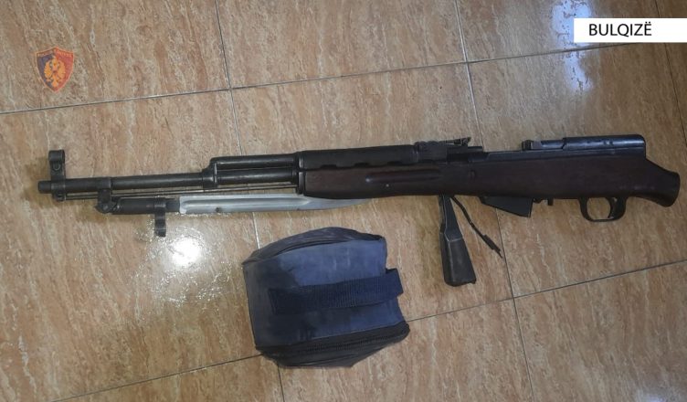 PAMJET/ Me pushkë dhe 130 fishekë, arrestohet 18-vjeçari në Bulqizë, në kërkim shoku