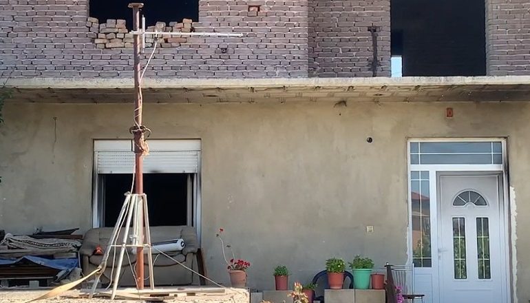 E RËNDË/ Pësoi djegie pasi flakët i ‘përpinë’ banesën, i moshuari ndërron jetë në spitalin e Korçës