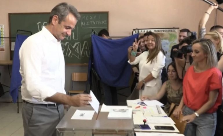 ZGJEDHJET PËR PE, VOTOJNË GREKËT/ Garojnë 31 parti për 21 mandate, Mitsotakis bëri apel për pjesëmarrje