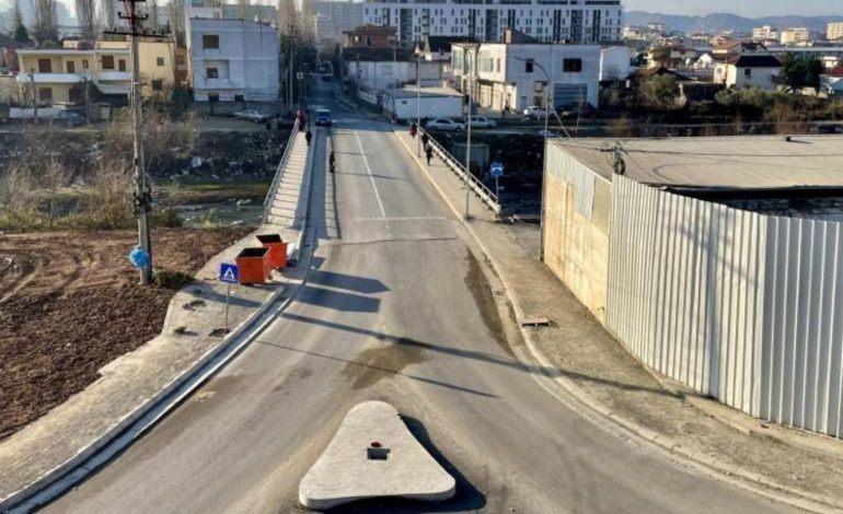 NJË TJETËR NGJARJE E RËNDË/ Dyshohet se ishte në gjendje të dehur dhe u rrëzua te ura e Paskuqanit, ndërron jetë 60-vjeçari