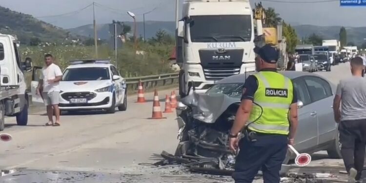 AKSIDENT I FRIKSHËM NË RRUGËN PEQIN-RROGOZHINË/ Dy automjete përplasen kokë më kokë