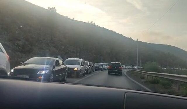 LARGIMI I PUSHUESVE NGA BREGDETIT/ Radhë kilometrike automjetesh në Lezhë