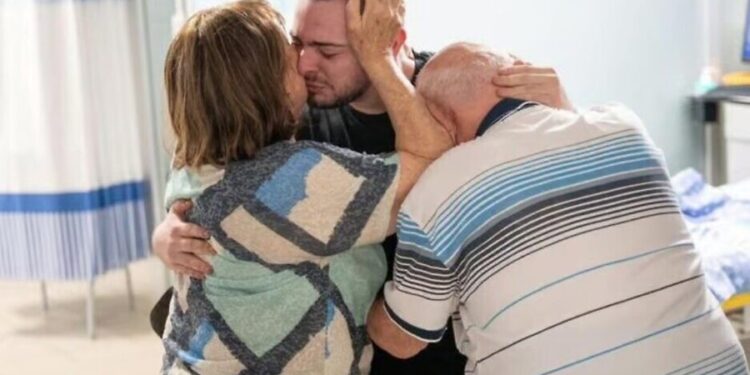 “VDIQ NGA PIKËLLIMI”/ Babai i një prej pengjeve të liruara nga Hamasi ndërron jetë disa orë para se t’i kthehej i biri