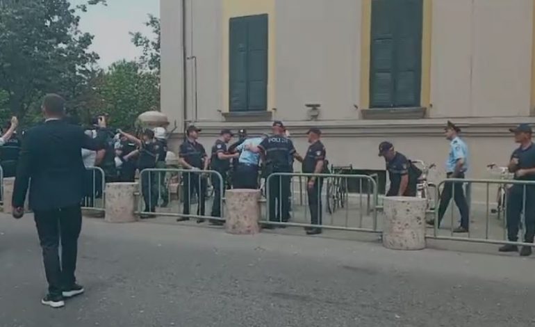 TENSIONE NË PROTESTËN E OPOZITËS/ Goditet me sende të forta, lëndohet një efektiv policie