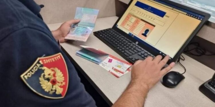 E PËSON KEQ/ Arrestohet për mashtrim 35-vjeçari në Rinas, po tentonte të largohej jashtë vendi