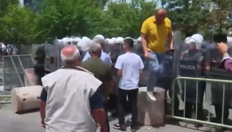 VIDEOLAJM/ Protesta e Rithemelimit, momenti kur deputeti Bledion Nallbati godet me shqelm policin, ia kthen me spraj