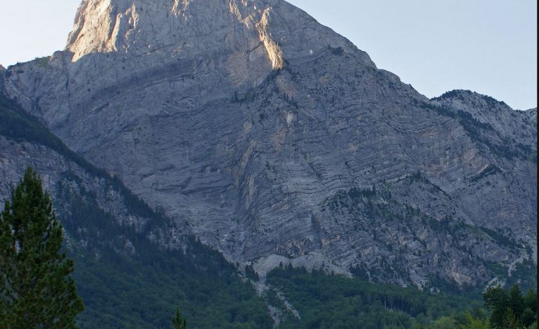 PO NGJISNIN NË KËMBË THETHIN/ Rrëzohet në greminë një turist gjerman, niset me helikopter drejt Tiranës